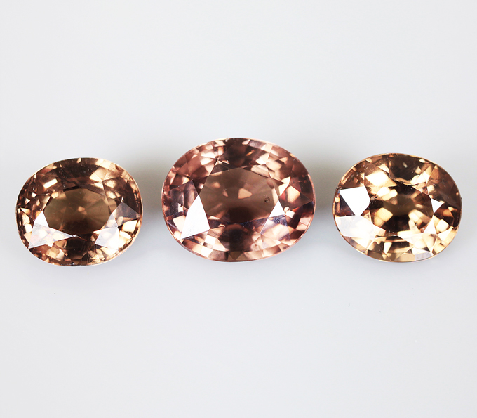 Набор из 3 гранатов со сменой цвета 3,72 карата