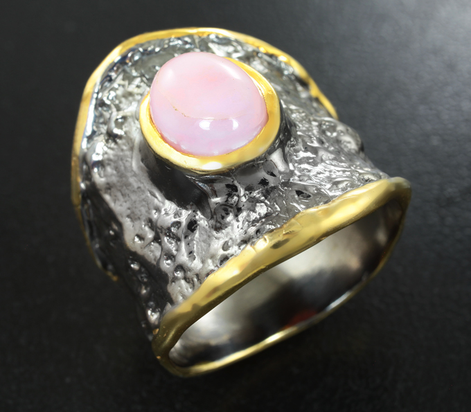 Серебряное кольцо с розовым опалом