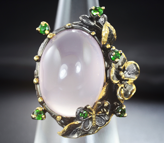 Серебряное кольцо с розовым кварцем и диопсидами