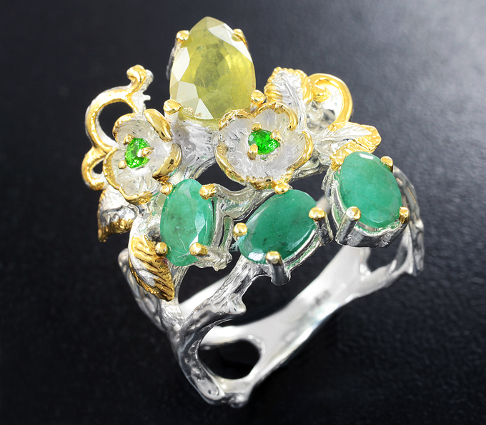 Серебряное кольцо с желтым сапфиром, бериллами и диопсидами
