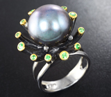 Серебряное кольцо с цветной жемчужиной и цаворитами Серебро 925