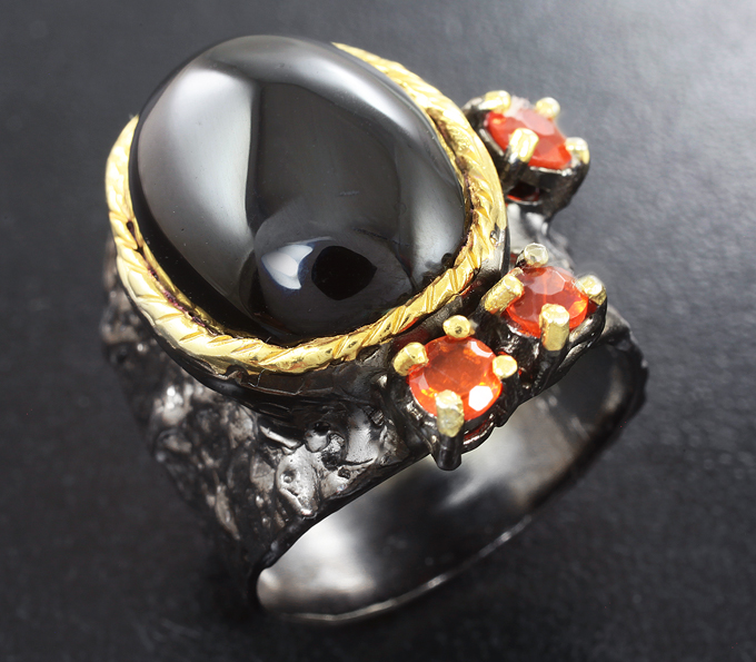 Серебряное кольцо с черной шпинелью 20 карат и мексиканскими ограненными опалами