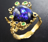 Золотое кольцо с кристаллическим черным опалом 7,71 карата, синими сапфирами и цаворитами Золото