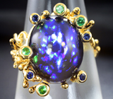 Золотое кольцо с кристаллическим черным опалом 7,71 карата, синими сапфирами и цаворитами Золото