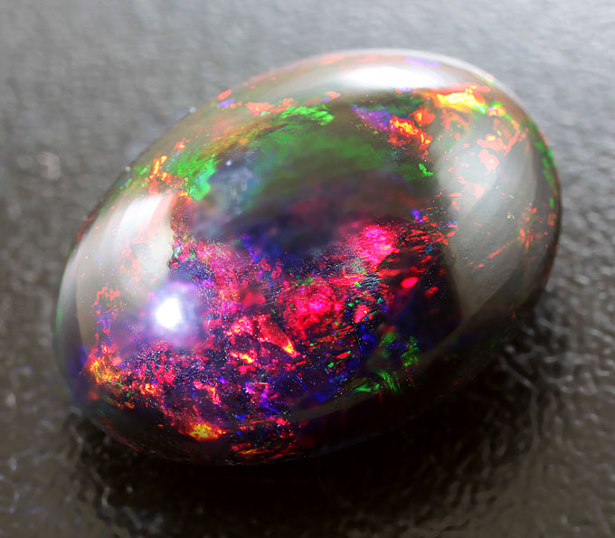 Крупный кристаллический черный опал 9,07 карата