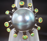 Серебряное кольцо с цветной жемчужиной и цаворитами Серебро 925
