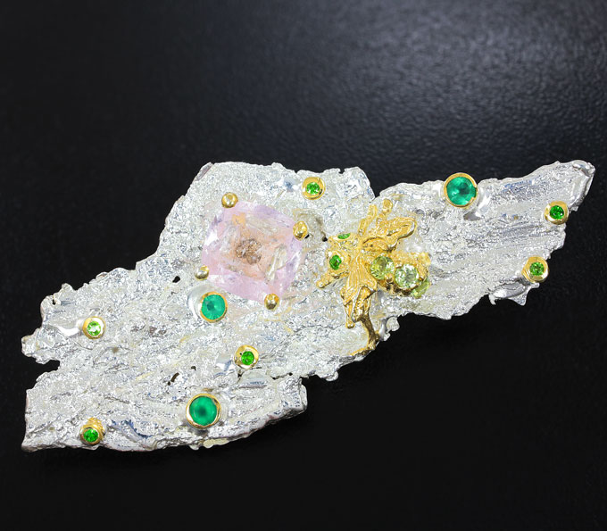 Серебряная брошь с морганитом, хризопразами, перидотами и цаворитами
