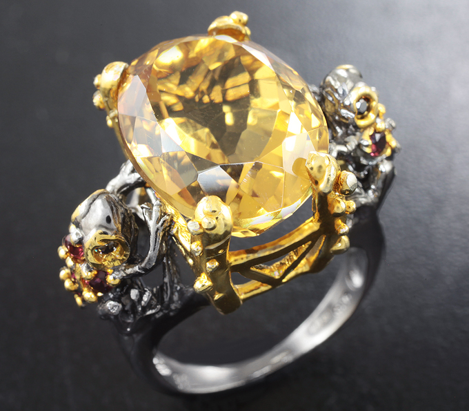 Оригинальное серебряное кольцо с цитрином и гранатами