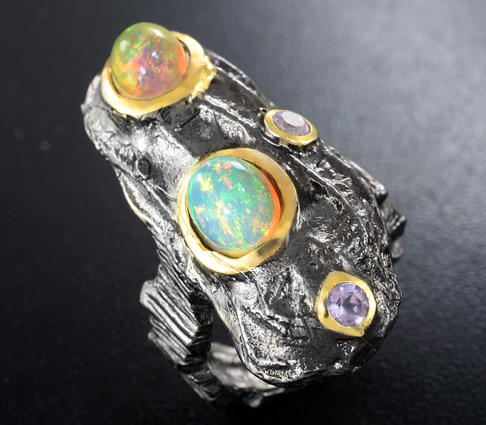 Серебряное кольцо с кристаллическими эфиопскими опалами и аметистами