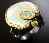 Серебряное кольцо с жемчужиной барокко, голубым топазом и зеленым сапфиром Серебро 925