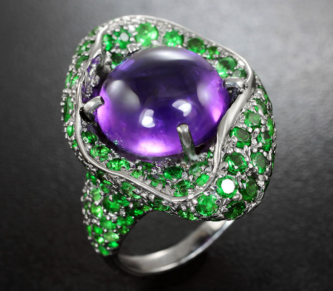 Серебряное кольцо с кабошоном аметиста 6,25 карата и цаворитами