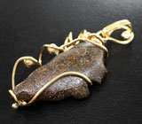 Золотой кулон с резным австралийским опалом 14,85 карата и цаворитами Золото