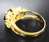 Золотое кольцо с ограненным черным опалом 1,16 карата и цаворитами Золото