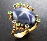 Золотое кольцо с крупным звездчатым сапфиром 25,63 карата, цаворитами и бриллиантами Золото