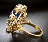 Золотое кольцо с кабошоном синего сапфира 17,96 карата и ограненными полихромными сапфирами Золото