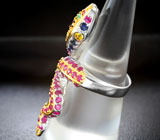 Серебряное кольцо «Змейка» с родолитом, изумрудами и разноцветными сапфирами Серебро 925