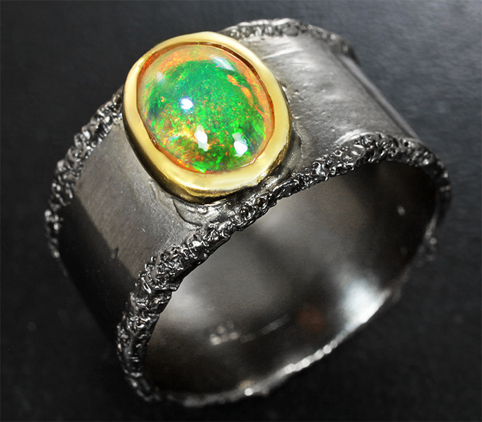 Серебряное кольцо с кристаллическим эфиопским опалом