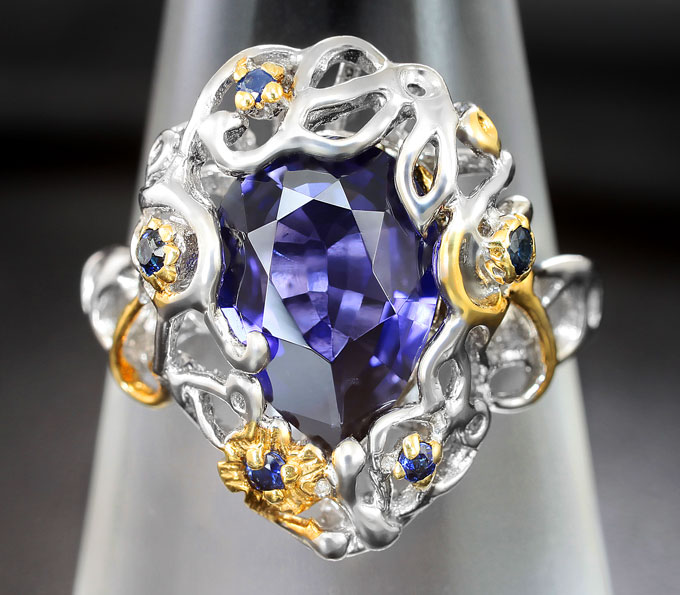 Серебряное кольцо с иолитом 2,8 карата и синими сапфирами