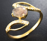 Золотое кольцо с уральским александритом 0,93 карата и бесцветными цирконами Золото