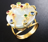 Золотое кольцо с жемчужиной барокко 12,82 карата, цаворитами и разноцветными сапфирами! Исключительный люстр Золото