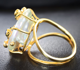 Золотое кольцо с жемчужиной барокко 12,82 карата, цаворитами и разноцветными сапфирами! Исключительный люстр Золото