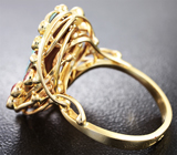 Золотое кольцо с австралийским дублет опалом, цаворитами, красными сапфирами и бриллиантами Золото