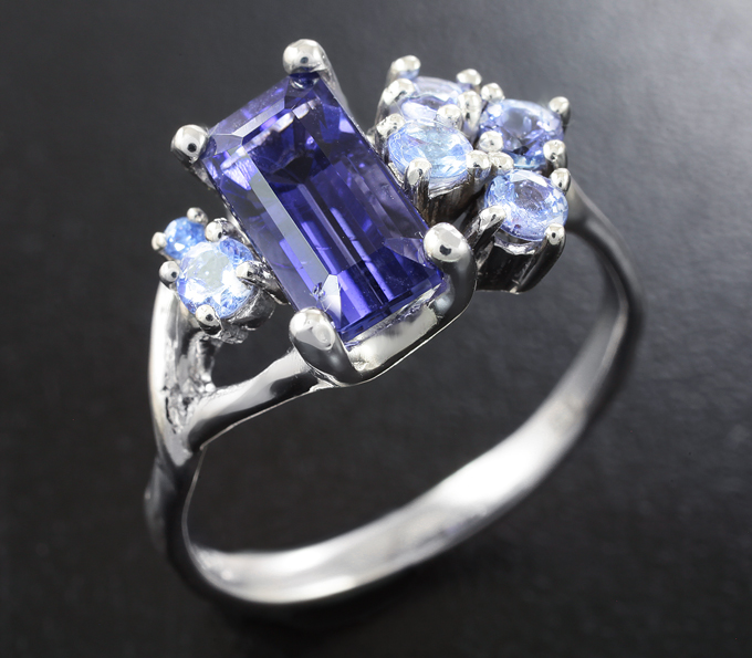 Серебряное кольцо с иолитом 1,94 карата, танзанитами и синим сапфиром