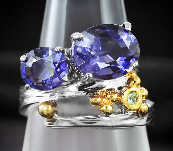 Серебряное кольцо с иолитами 2,29 карата и цаворитом