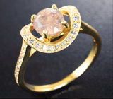 Золотое кольцо с уральским александритом 1,05 карата и бесцветными цирконами Золото