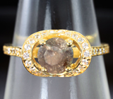 Золотое кольцо с уральским александритом 1,05 карата и бесцветными цирконами Золото