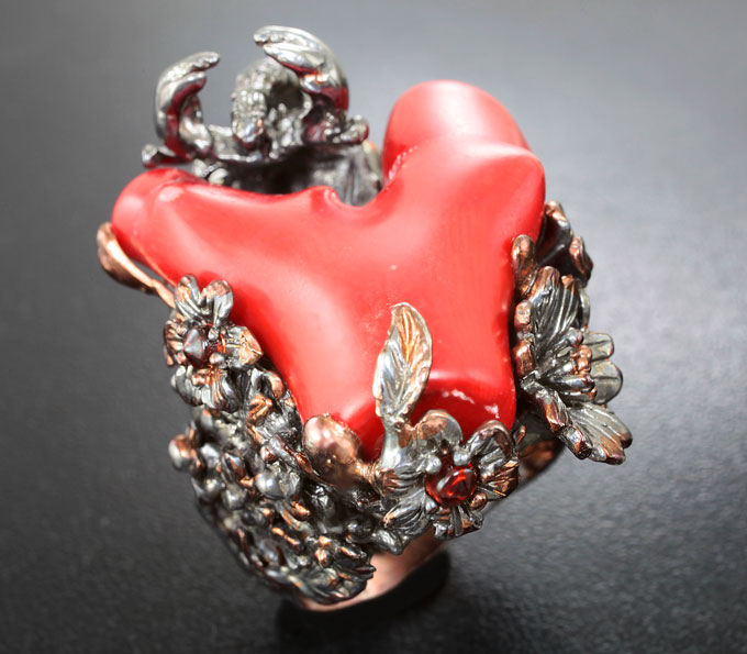Серебряное кольцо с кораллом 150 карат и мозамбикскими гранатами