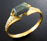 Золотое кольцо с уральским александритом 0,82 карата и бесцветными цирконами Золото