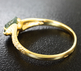 Золотое кольцо с уральским александритом 0,82 карата и бесцветными цирконами Золото