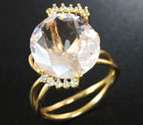 Золотое кольцо с морганитом 6.33 карата и бесцветными цирконами Золото