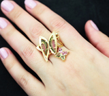 Золотое кольцо с резными полихромными турмалинами 1,83 карата, сапфирами и бриллиантами Золото