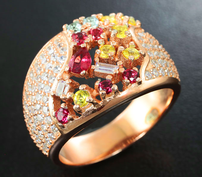 Эффектное серебряное кольцо с разноцветными сапфирами