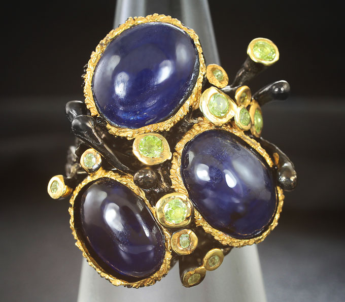 Серебряное кольцо с синими сапфирами и перидотами