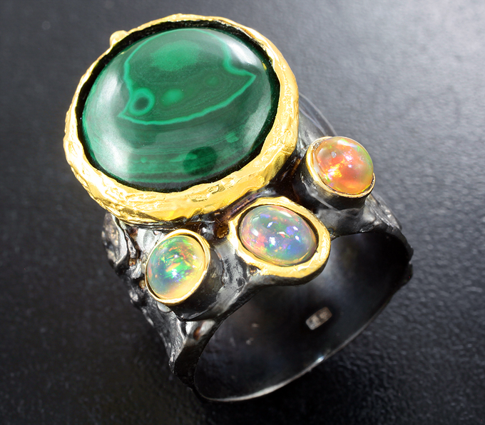 Серебряное кольцо с малахитом и кристаллическими эфиопскими опалами