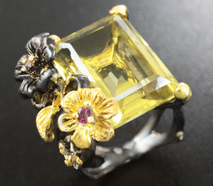 Серебряное кольцо с лимонным цитрином и родолитами