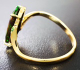 Золотое кольцо с ограненным черным опалом 2,14 карата и цаворитами Золото