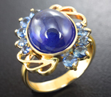Золотое кольцо с кабошоном фиолетовго сапфира 9,73 карата и синими сапфирами Золото