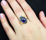 Золотое кольцо с кабошоном фиолетовго сапфира 9,73 карата и синими сапфирами Золото