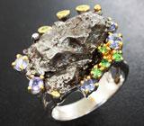 Серебряное кольцо с осколком метеорита Кампо-дель-Сьело, танзанитами и цаворитами Серебро 925