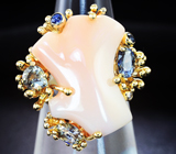 Золотое кольцо с натуральным кораллом 18,16 карата, сапфирами и бриллиантом Золото