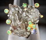 Серебряное кольцо с осколком метеорита Кампо-дель-Сьело, танзанитом и цаворитами Серебро 925