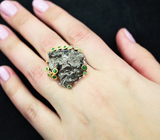 Серебряное кольцо с осколком метеорита Кампо-дель-Сьело и цаворитами Серебро 925