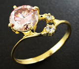 Золотое кольцо с розовым муассанитом 1,56 карата и лейкосапфирами Золото