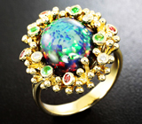 Золотое кольцо с кристаллическим черным опалом 5,02 карата, цаворитами, красными сапфирами и бриллиантами Золото