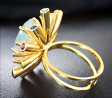 Золотое массивное кольцо с ограненным опалом 4,13 карата, бриллиантами, красными сапфирами, цаворитами и гранатами со сменой цвета Золото