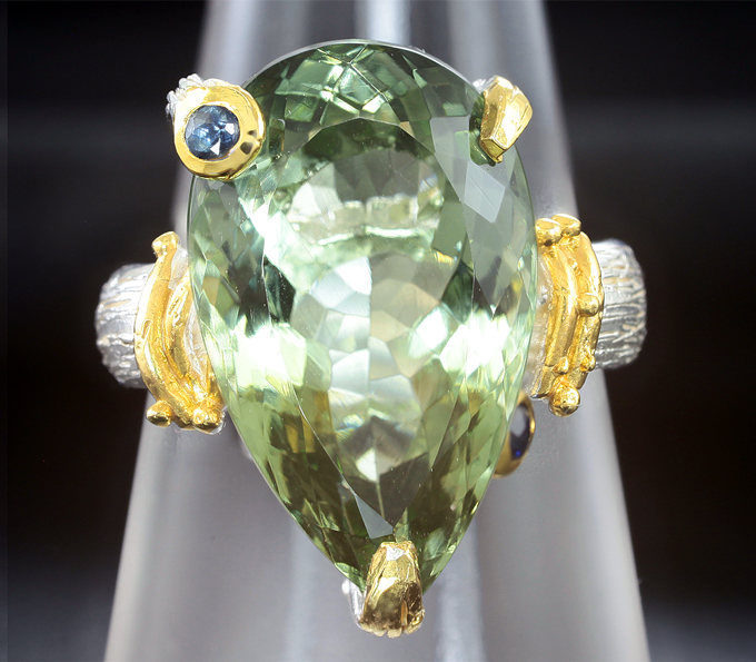 Серебряное кольцо с зеленым аметистом 10 карат и синим сапфиром